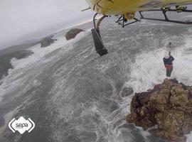 Rescatados ilesos dos hombres atrapados por la mar en un peñasco en Llanes