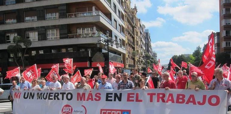 Los sindicatos se concentran en Oviedo tras otra muerte en accidente laboral