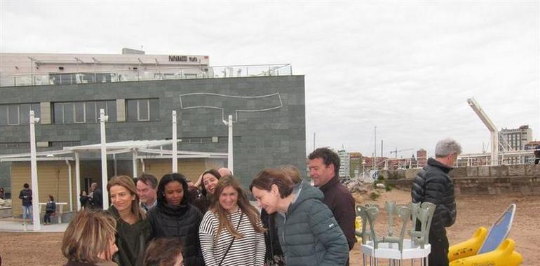 La playa de Poniente es de las más accesibles de España para personas con movilidad reducida