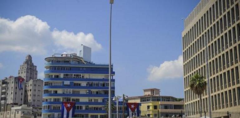 Barras y estrellas vuelven a ondear en el Malecón de la Habana