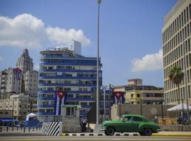 Barras y estrellas vuelven a ondear en el Malecón de la Habana