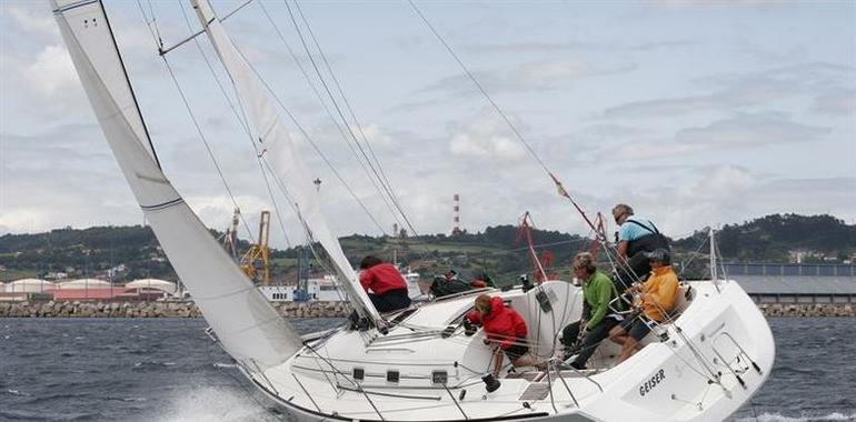 La regata de cruceros de la Semana Asturiana de Vela surca la costa