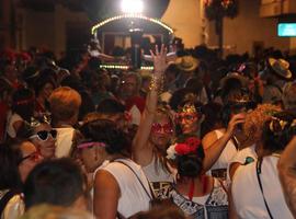 El Carnaval de Luanco pudo con la noche