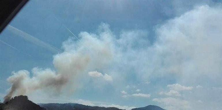 #Asturias. Enconada lucha de los bomberos contra las llamas en el Monte Areo