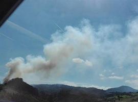 #Asturias. Enconada lucha de los bomberos contra las llamas en el Monte Areo