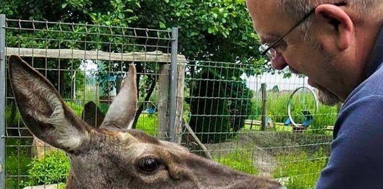 Facebook cierra el muro de Luis Laria por una foto de un torero enseñando a estoquear a su hijo