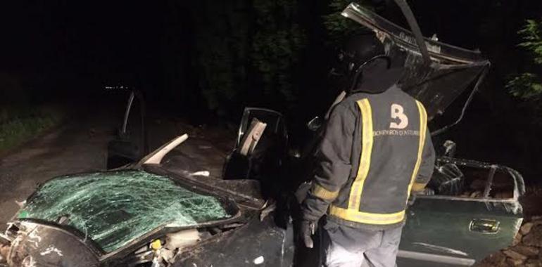 Dos heridos, uno grave, en accidente de tráfico en Villuir, Valdés