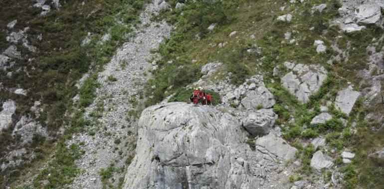 Rescatan ilesa una pareja de senderistas enriscada en La Cojita, Cabrales