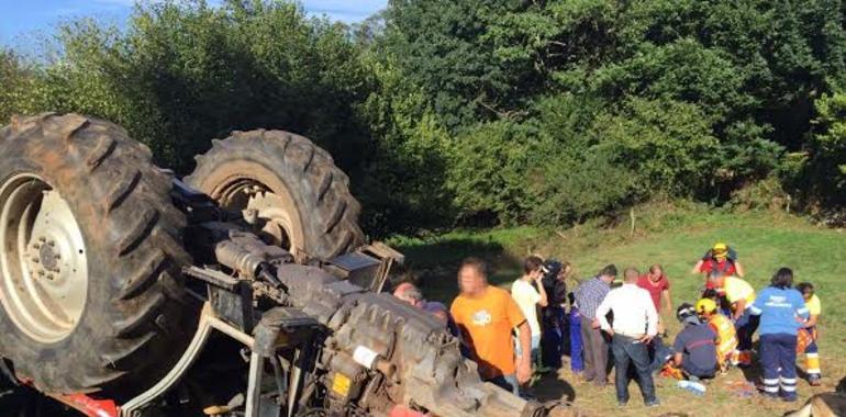 Gravemente herido un vecino de Las Regueras al volcar el tractor que conducía