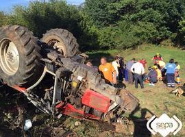 Gravemente herido un vecino de Las Regueras al volcar el tractor que conducía