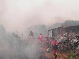 Un gran incendio forestal en Cualedro (Orense) arrasa ya 2000 Ha y amenaza viviendas