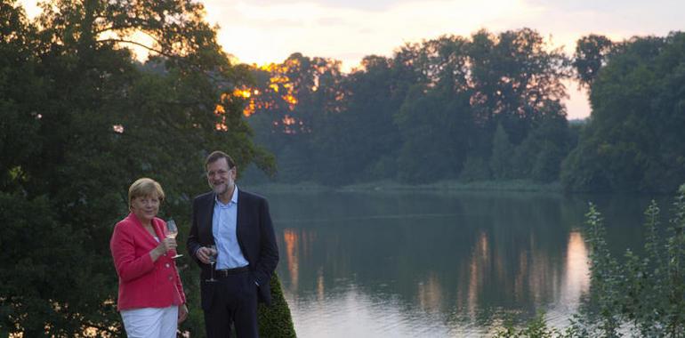 El presidente Rajoy y la canciller Merkel preparan la cumbre con un idílico paseo