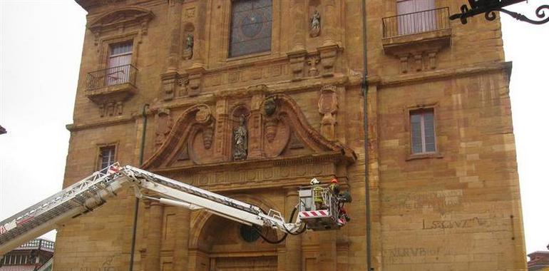 La lluvia incrementa el deterioro de la fachada de San Isidoro el Real