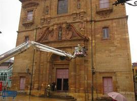 La lluvia incrementa el deterioro de la fachada de San Isidoro el Real