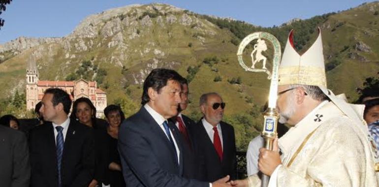 Día de Asturias. El arzobispo ofrece parroquias y el Seminario para acogida de refugiados