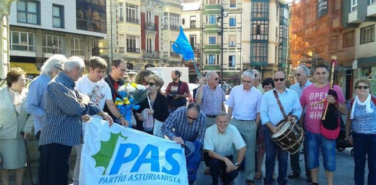 Homenaxe floral del PAS a Pelayu, fundador del Estáu asturianu, en Xixón