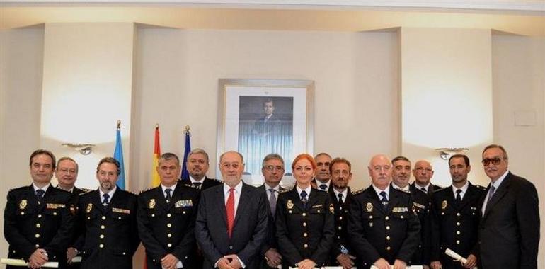 12 policías nacionales condecorados en Oviedo por sus servicios destacados