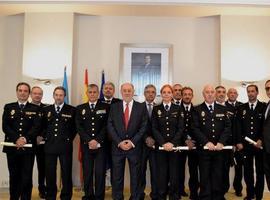 12 policías nacionales condecorados en Oviedo por sus servicios destacados