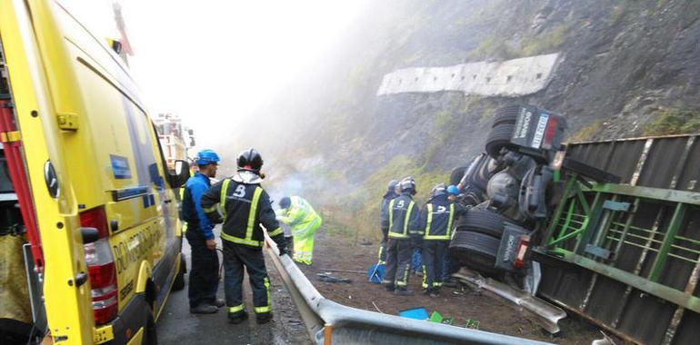 Fallece un camionero tras salirse de la autopista AP-66 y volcar en Lena