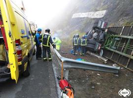 Fallece un camionero tras salirse de la autopista AP-66 y volcar en Lena