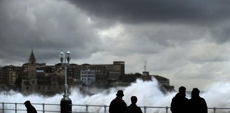 Un temporal de lluvia, viento y oleaje para despedir el verano en Asturias 