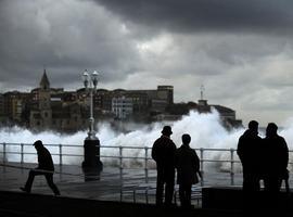 Un temporal de lluvia, viento y oleaje para despedir el verano en Asturias 