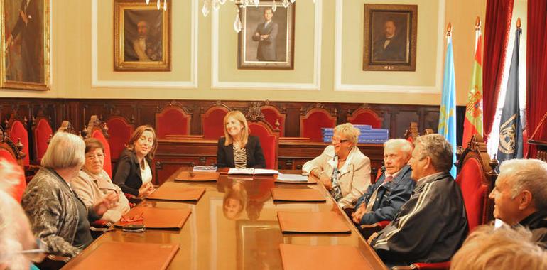 El Ayuntamiento de Oviedo recibe a los participantes en la Operación Añoranza