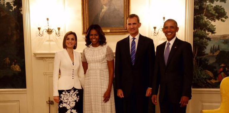 Cálida acogida a SSMM Don Felipe y Doña Letizia por el presidente Obama y la primera dama