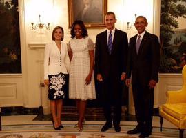 Cálida acogida a SSMM Don Felipe y Doña Letizia por el presidente Obama y la primera dama