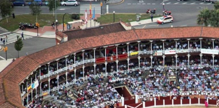 Exhibición canina, de motos y caballos de la Guardia Real en la plaza de toros de Gijón