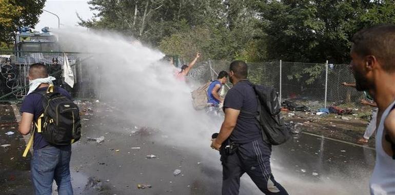 Hungría emplega gases llarimosos y un cañón dagua contra los refuxaos na frontera