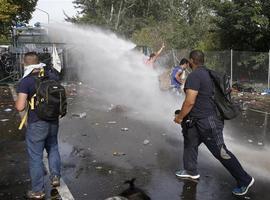 Hungría emplega gases llarimosos y un cañón dagua contra los refuxaos na frontera