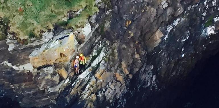 Rescatado un pescador que cayó al agua en Coaña