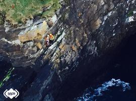 Rescatado un pescador que cayó al agua en Coaña