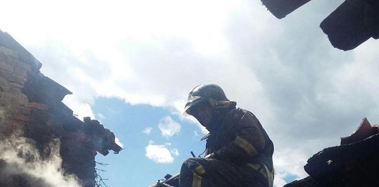 Un incendio calcina una cuadra y una caseta de herramientas en Llanes