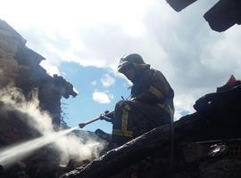 Un incendio calcina una cuadra y una caseta de herramientas en Llanes