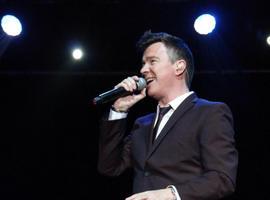 Poco público pero entusiasta recibe al australiano Rick Astley en La Ería