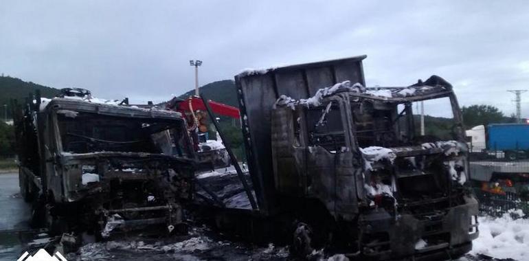 Bomberos de Asturias extinguen el incendio de dos camiones en Jarrio