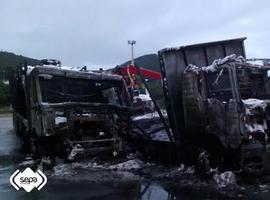 Bomberos de Asturias extinguen el incendio de dos camiones en Jarrio