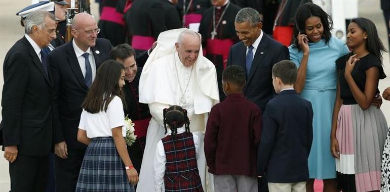 El Papa desea quEEUU llevante lembargu a Cuba, pero nun va falar del tema nel Congresu