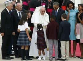 El Papa desea quEEUU llevante lembargu a Cuba, pero nun va falar del tema nel Congresu