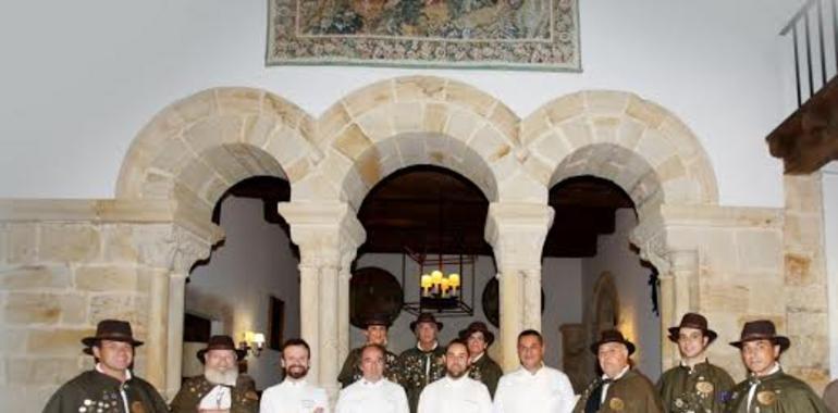 Los chefs Jaime Uz y Ricardo Sotres, Cofrades de Honor de Amigos del Quesu Gamoneu