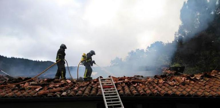 Sofocan un incendio en una vivienda de Cobayón, Piloña