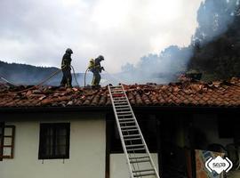 Sofocan un incendio en una vivienda de Cobayón, Piloña