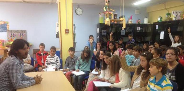 Los alumnos entrevistan al Alcalde de Llanes para el periódico escolar Peña Túday