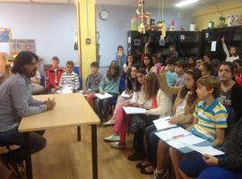 Los alumnos entrevistan al Alcalde de Llanes para el periódico escolar Peña Túday