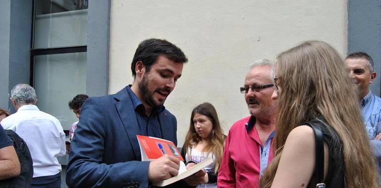 Alberto Garzón defiende una solución al "conflicto de identidad" catalán sin Rajoy ni Mas