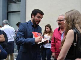 Alberto Garzón defiende una solución al "conflicto de identidad" catalán sin Rajoy ni Mas