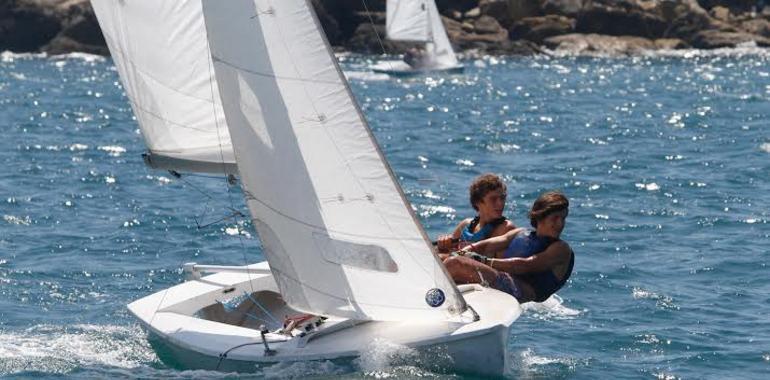 Liderazgos en el Trofeo de Otoño Vela Ligera en Gijón