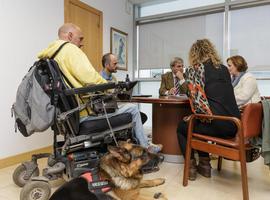 Cantabria legislará el acceso a espacios públicos y privados de los perros de discapacitados